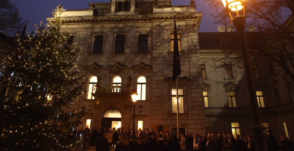 Předseda vlády Jiří Rusnok před Úřadem vlády ČR slavnostně rozsvítil vánoční strom 10. prosince 2013.