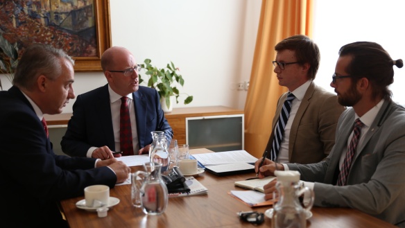 Premiér Sobotka svolal jednání ve Strakově akademii na téma zvyšování platů, 15. srpna 2017.