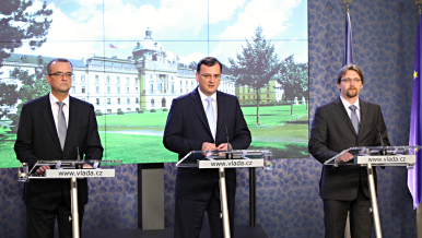 Vláda schválila rozpočet na příští rok se schodkem 105 miliard 