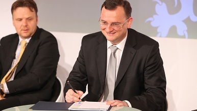 Premiér Petr Nečas podepsal smlouvu o vstupu do důchodového spoření - II. pilíře důchodového systému.