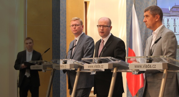 Místopředseda Bělobrádek, premiér Sobotka a 1. místopředseda Babiš na tiskové konferenci ve Strakově akademii.