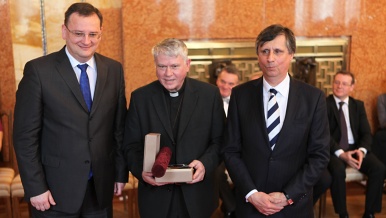 Premiér Petr Nečas, biskup Václav Malý a Jan Fischer, zdroj: www.ciok.cz