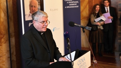 Cenu Arnošta Lustiga obdržel biskup Václav Malý, zdroj: www.ciok.cz