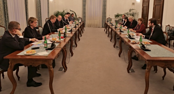 Předseda vlády Bohuslav Sobotka jednal o snížení počtu stupnic platových tarifů pro státní zaměstnance, 20. prosince 2016.