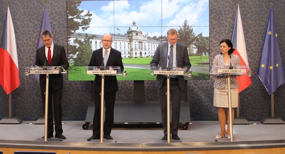 Ministr Dienstbier, premiér Sobotka, místopředseda vlády Bělobrádek a ministryně Jourová na tiskové konferenci po jednání vlády 16. dubna 2014