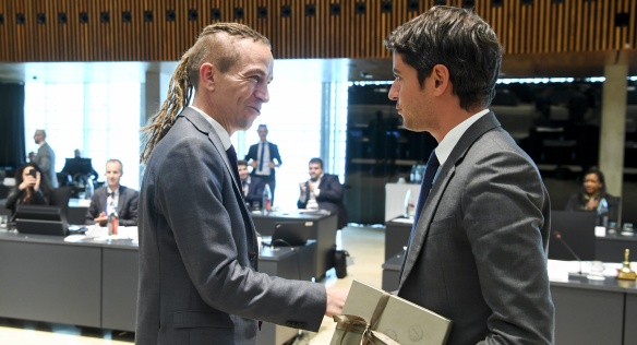 Vicepremiér pro digitalizaci Ivan Bartoš v diskusi s francouzským kolegou Gabrielem Attalem, 3. června 2022. Zdroj: Rada EU