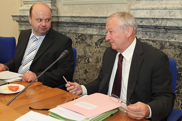 Jednání vlády. Zleva ministr vnitra Martin Pecina a minisr financí Eduard Janota