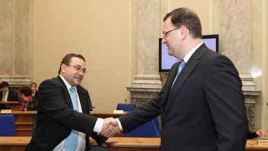 Josef Dobeš a Petr Nečas před jednáním vlády