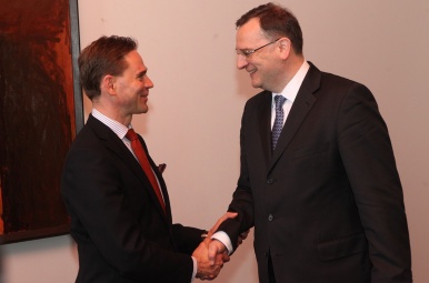 Předseda vlády Finska Jyrkim Katainen s premiérem Petrem Nečasem v Helsinkách, 19. dubna 2013