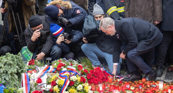 Premiér v demisi Petr Fiala uctil položením květiny u památníku na Národní třídě v Praze odkaz 17. listopadu, 17. listopadu 2025.