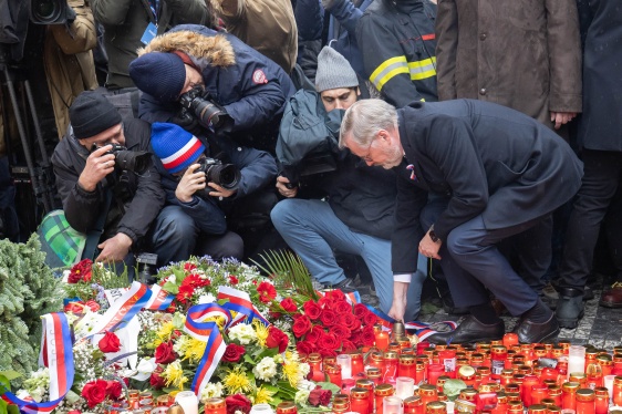 Premiér v demisi Petr Fiala uctil položením květiny u památníku na Národní třídě v Praze odkaz 17. listopadu, 17. listopadu 2025.