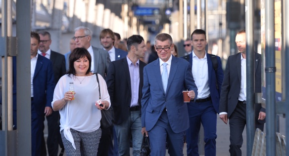 Vláda vyrazila 18. června 2018 ráno vlakem z Prahy do Pardubic.