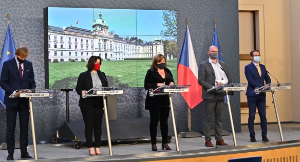 Vláda se na jednání opět zabývala postupným uvolňováním opatření v boji proti koronaviru, 25. května 2020.