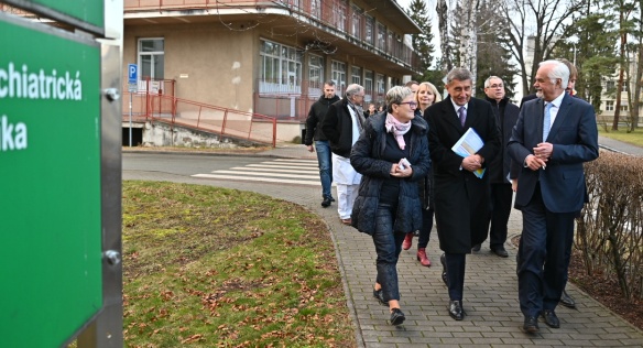 Předseda vlády v Královéhradeckém kraji navštívil Fakultní nemocnici a prohlédl si stavbu dálnice D11
