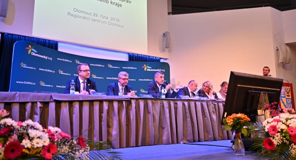 Premiér se v Olomouci setkal se starosty a živnostníky, řešili opravy silnic či administrativu, 29. října 2019.
