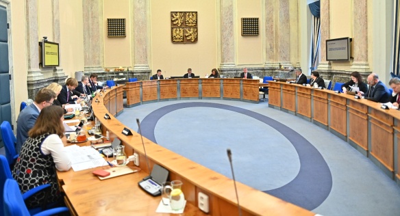 Vláda na úvod programu schválila vyhlášení státního smutku na počest zesnulého předsedy Senátu J. Kubery, 27. ledna 2020.