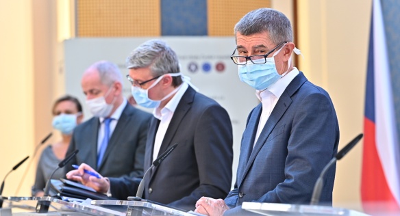 Vláda rozhodla o povinnosti nosit mimo domov ochranné prostředky a vyčlenila seniorům čas pro nakupování potravin, 18. března 2020.