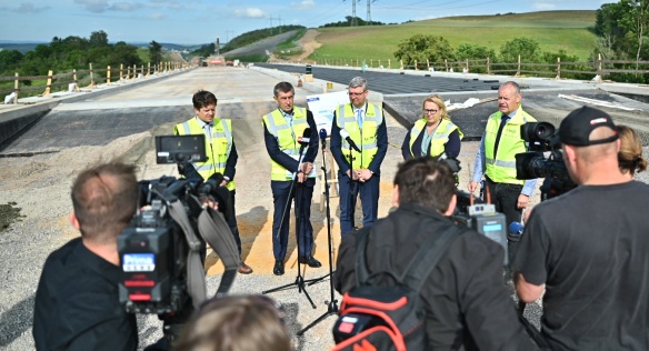 Premiér A. Babiš, vicepremiér K. Havlíček a ministryně pro místní rozvoj K. Dostálová si prohlédly rozestavěné úseky dálnice D6, 26. června 2020.
