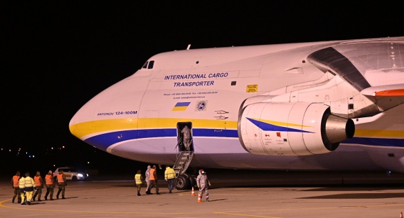 Z čínského Šen-čenu přivezl do Pardubic materiál prostřednictvím aliančního program SALIS ukrajinský velkokapacitní An-124 Ruslan, 21. března 2020.