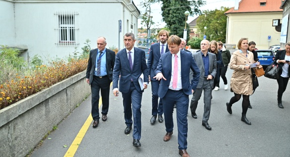 Ředitel Všeobecné fakultní nemocnice David Feltl seznamuje premiéra Babiše s areálem nemocnice, 11. října 2019.