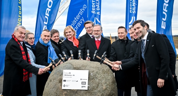 Symbolickým poklepáním základního kamene zahájili premiér Petr Fiala a další hosté stavbu další části Pražského okruhu, 16. prosince 2024.