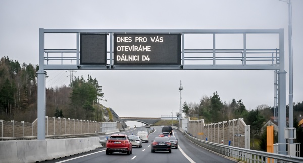 Motoristé se dnes dočkali otevření dalšího úseku dálnice D4 mezi Příbramí a Pískem, 17. prosince 2024.