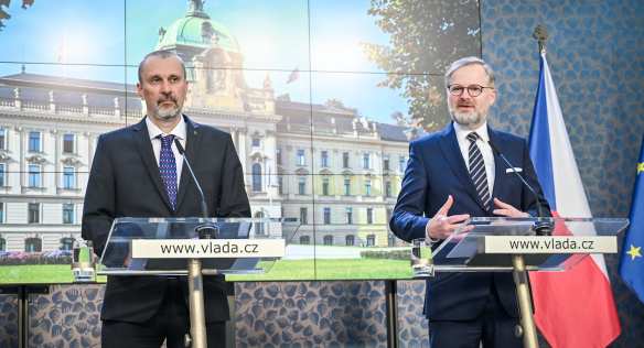 Premiér Petr Fiala jednal s ministrem pro legislativu a předsedou Legislativní rady vlády Michalem Šalomounem, 13. dubna 2023.