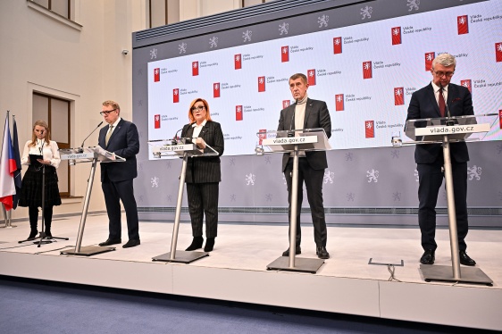 Tisková konference po zasedání vlády za účasti premiéra A. Babiše, vicepremiérů K. Havlíčka a A. Schilllerové a dalších ministrů, 2. února 2026.