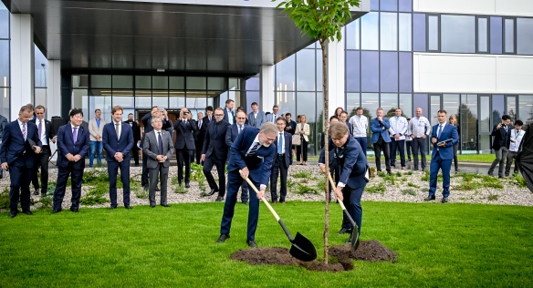 Během návštěvy zasadili premiér Fiala a prezident společnosti Heating & Ventilation A/C Katayama pamětní strom, 29. srpna 2025.