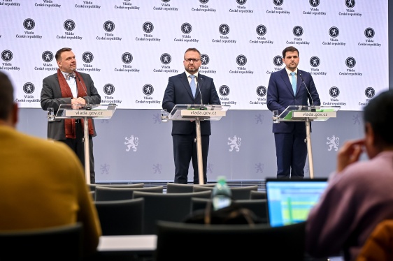 Premiér Petr Fiala zahajuje další pravidelné zasedání vlády v demisi ve Strakově akademii, 3. prosince 2025.