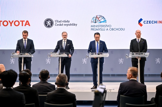 Premiér Petr Fiala, ministr průmyslu a obchodu Lukáš Vlček a představitelé Toyota Motor Europe oznámili investici do továrny v Kolíně, 3. září 2025.