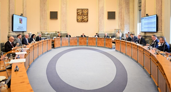 Vláda Andreje Babiše zasedla ve Strakově akademii k další pravidelné schůzi, řešila například pomoc českým občanům na Blízkém východě 2. března 2026.