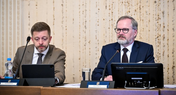 Premiér Petr Fiala a 1. vicepremiér a ministr vnitra Vít Rakušan se chystají na zahájení další schůze vlády, 26. března 2025.