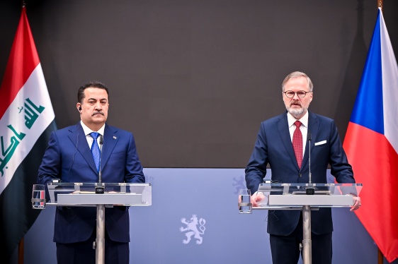 Předseda vlády Petr Fiala a premiér Iráku Muhammad Šijá as-Súdání vcházejí do budovy Strakovy akademie ke společnému jednání, 13. února 2025.