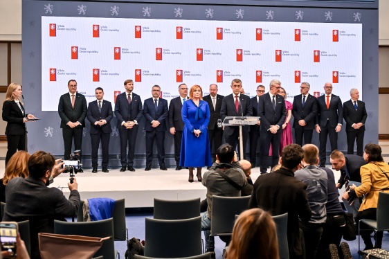 Premiér Andrej Babiš a členové jeho vlády na první tiskové konferenci po ustavujícím zasedání kabinetu, 15. prosince 2025.