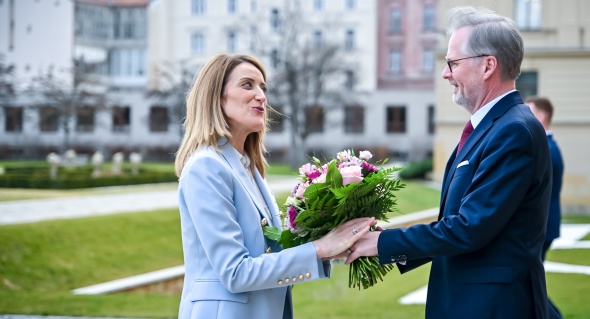 Premiér Petr Fiala vítá předsedkyni Evropského parlamentu Robertu Metsolaovou, 14. února 2024.