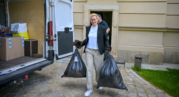 Úřad vlády ČR se zapojil do sbírky oblečení pro Oděvní banku, 31. května 2023.