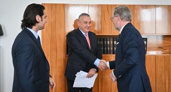 Premiér Fiala jednal s ředitelem polovodičové společnosti Onsemi Hassanem El-Khourym, 20. června 2023.