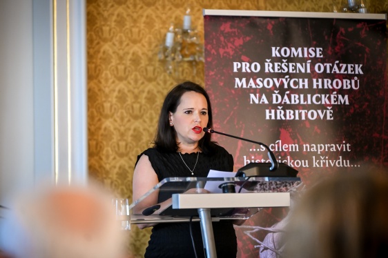 Šachtové hroby Ďáblického hřbitova se začnou otevírat. První ostatky politických vězňů se vrátí jejich rodinám, budou důstojně pohřbeny