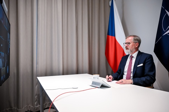 Premiér Petr Fiala se prostřednictvím videokonference zúčastnil jednání lídrů tzv. Koalice ochotných k Ukrajině, 24. října 2025.