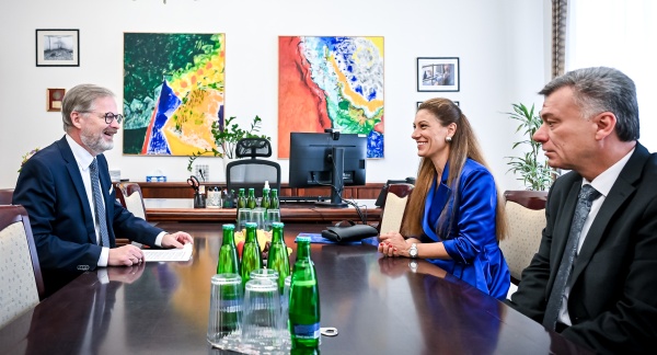 Premiér Petr Fiala, končící ministr spravedlnosti Pavel Blažek a jeho nástupkyně Eva Decroix na jednání při předávání funkce, 10. června 2025.