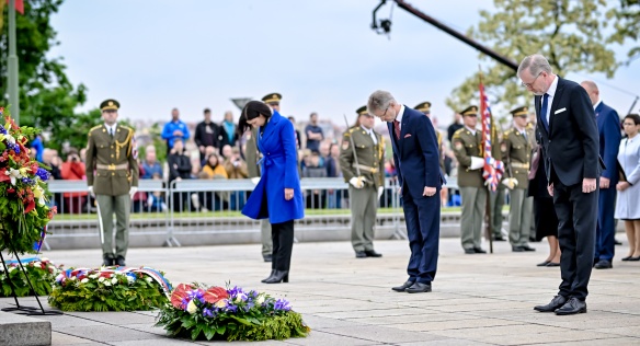 Premiér P. Fiala, předseda Senátu M. Vystrčil a předsedkyně Poslanecké sněmovny M. Pekarová Adamová na pietním aktu ke Dni vítězství, 8. května 2024.