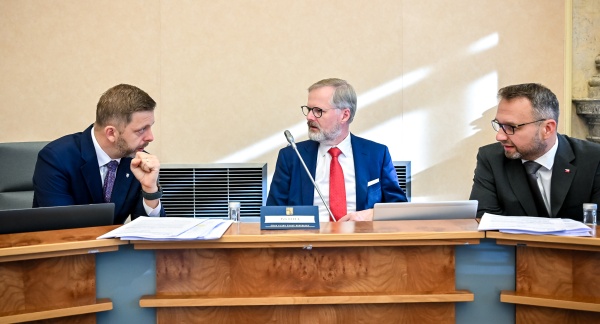Premiér Petr Fiala v debatě s vicepremiéry Vítem Rakušanem a Marianem Jurečkou před začátkem další pravidelné schůze vlády, 29. října 2025.