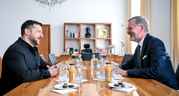 Premiér Petr Fiala a prezident Ukrajiny Volodymyr Zelenskyj na společném jednání ve Strakově akademii, 5. května 2025.