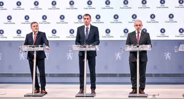 Průběh jednání shrnuli ministr průmyslu a obchodu L. Vlček, prezident Svazu průmyslu a dopravy J. Rafaj a předseda ČMKOS J. Středula, 5. května 2025.