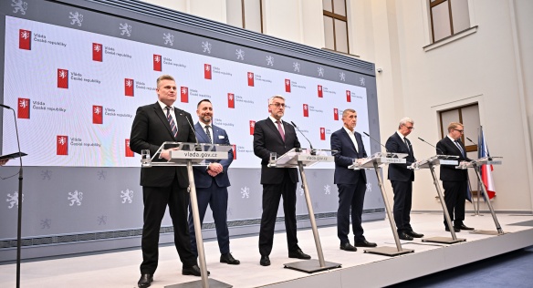 V úvodu tiskové konference po jednání vlády představil premiér A. Babiš nominanta na funkci ministra životního prostředí, 16. února 2026.