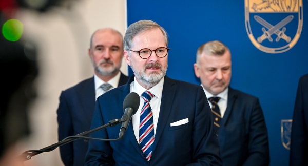 Premiér Petr Fiala na tiskové konferenci po jednání se zástupci českého obranného průmyslu, 25. února 2025.