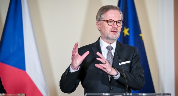 Premiér Petr Fiala, vicepremiér pro digitalizaci Ivan Bartoš a ministryně obrany Jana Černochová na tiskové konferenci po vládě, 21. února 2024.