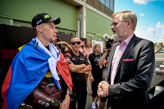 Premiér Petr Fiala, prezident Petr Pavel a další hosté na slavnostním startu hlavní kategorie MotoGP na MS motocyklů v Brně, 20. července 2025.