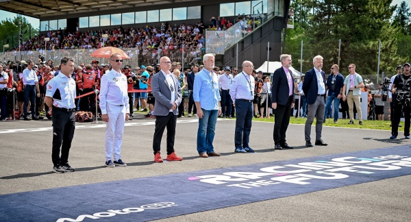 Premiér Petr Fiala, prezident Petr Pavel a další hosté na slavnostním startu hlavní kategorie MotoGP na MS motocyklů v Brně, 20. července 2025.